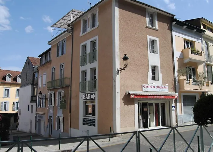 Logis Castel De Mirambel 3*