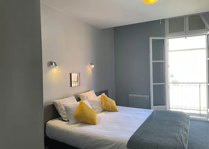 Logis Castel De Mirambel 3*