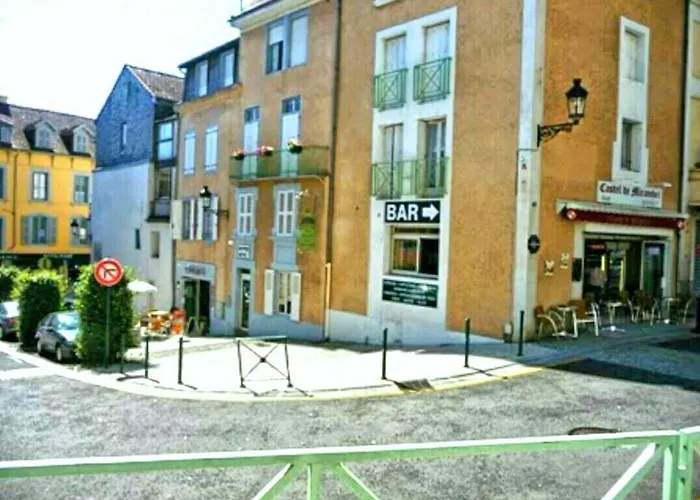 Logis Castel De Mirambel 3*